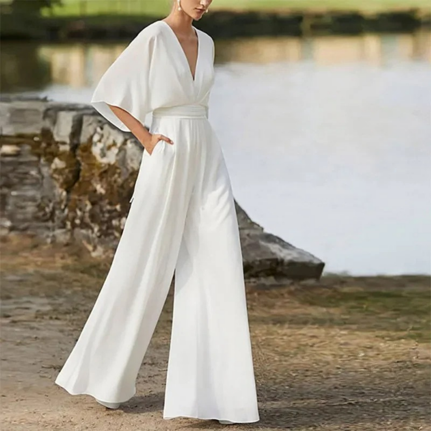 Eleganter kastanienbrauner Jumpsuit mit V-Ausschnitt und loser Hose - Genevieve