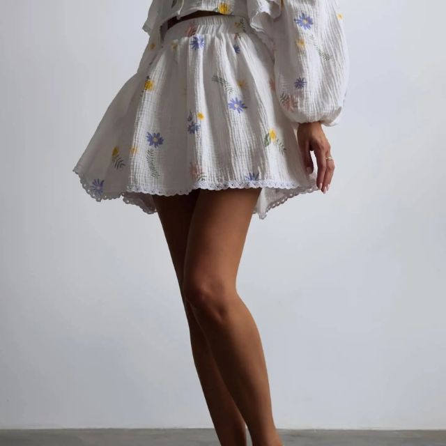 Crizel - Süßes Kleid mit Puffärmeln und Blumenstickerei