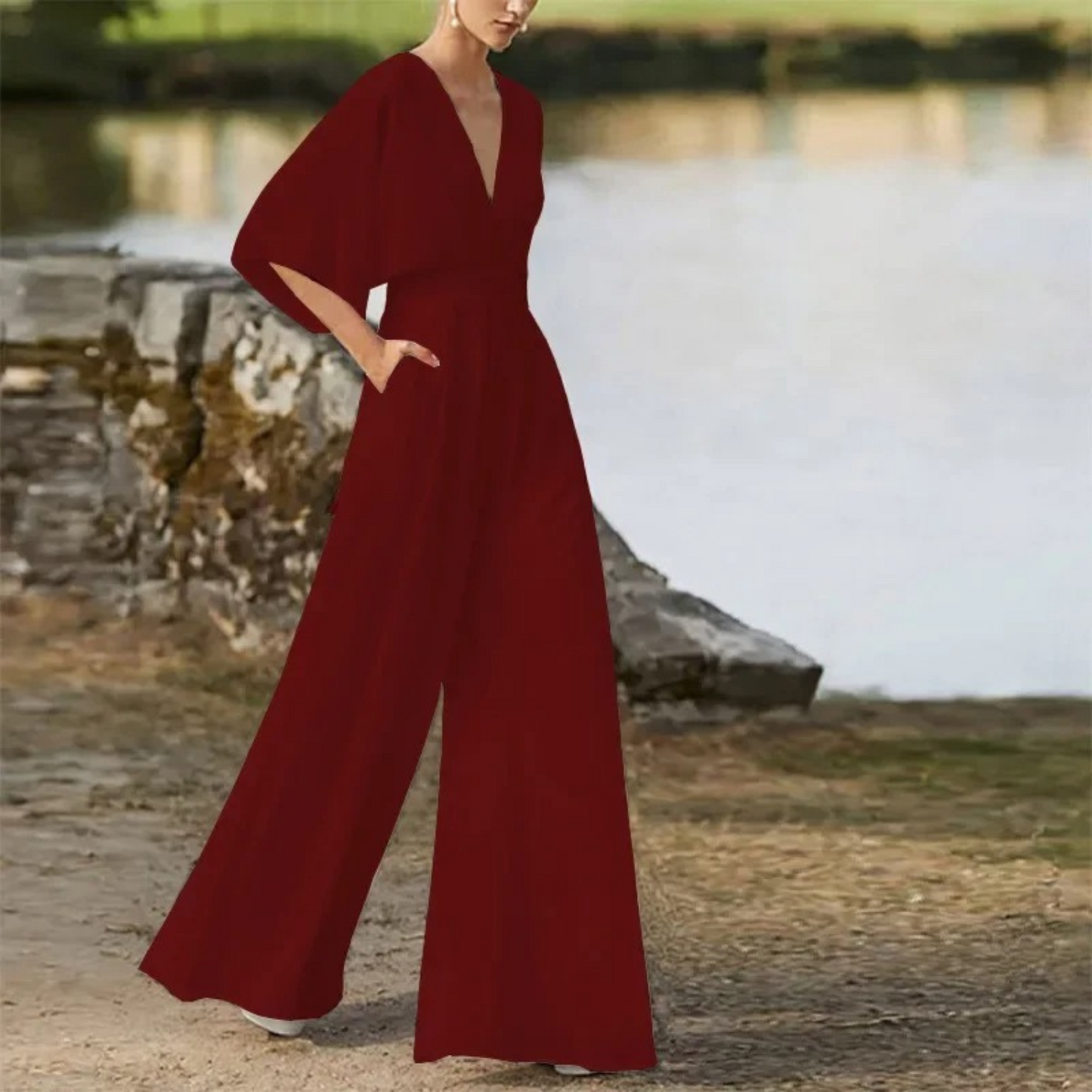 Eleganter kastanienbrauner Jumpsuit mit V-Ausschnitt und loser Hose - Genevieve