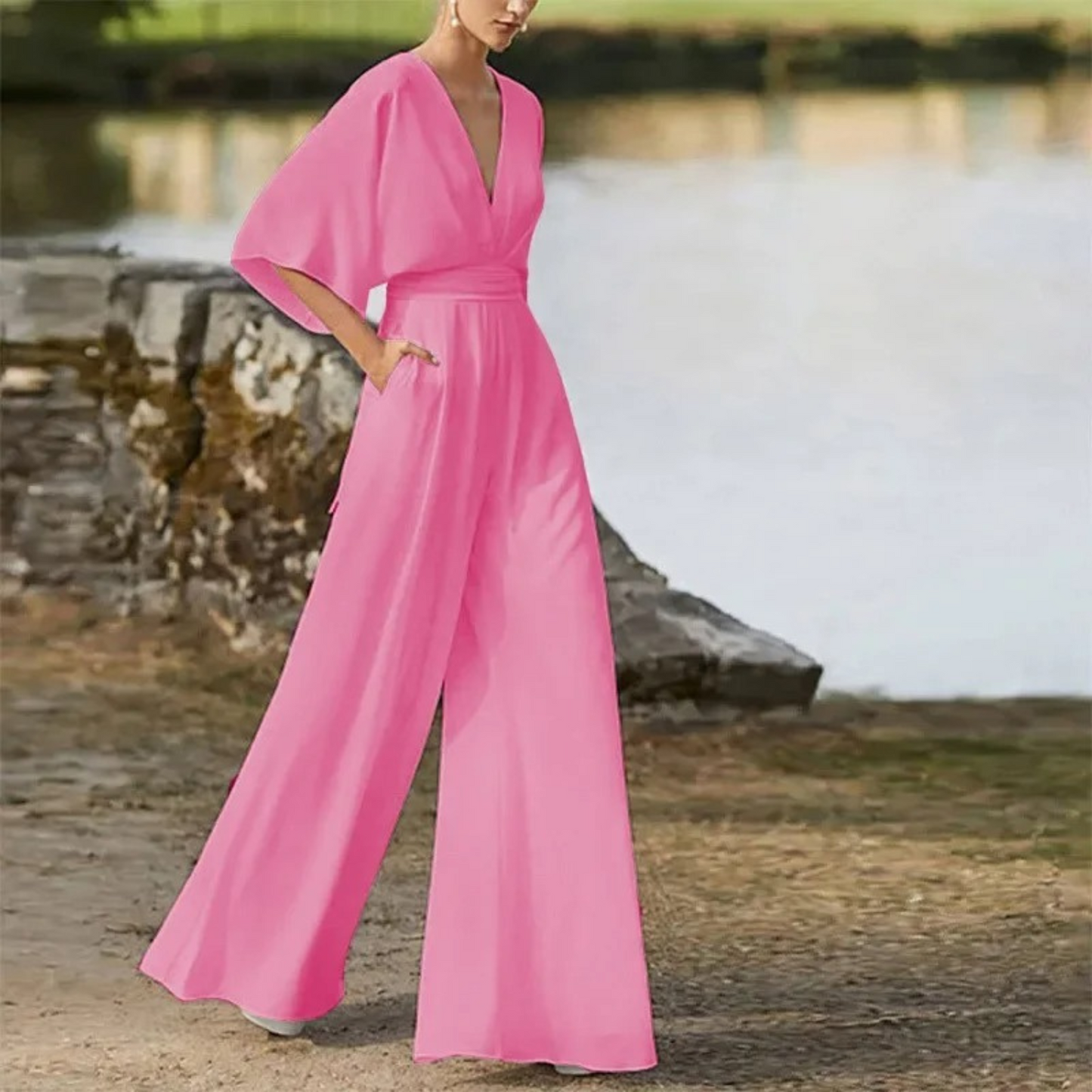 Eleganter kastanienbrauner Jumpsuit mit V-Ausschnitt und loser Hose - Genevieve