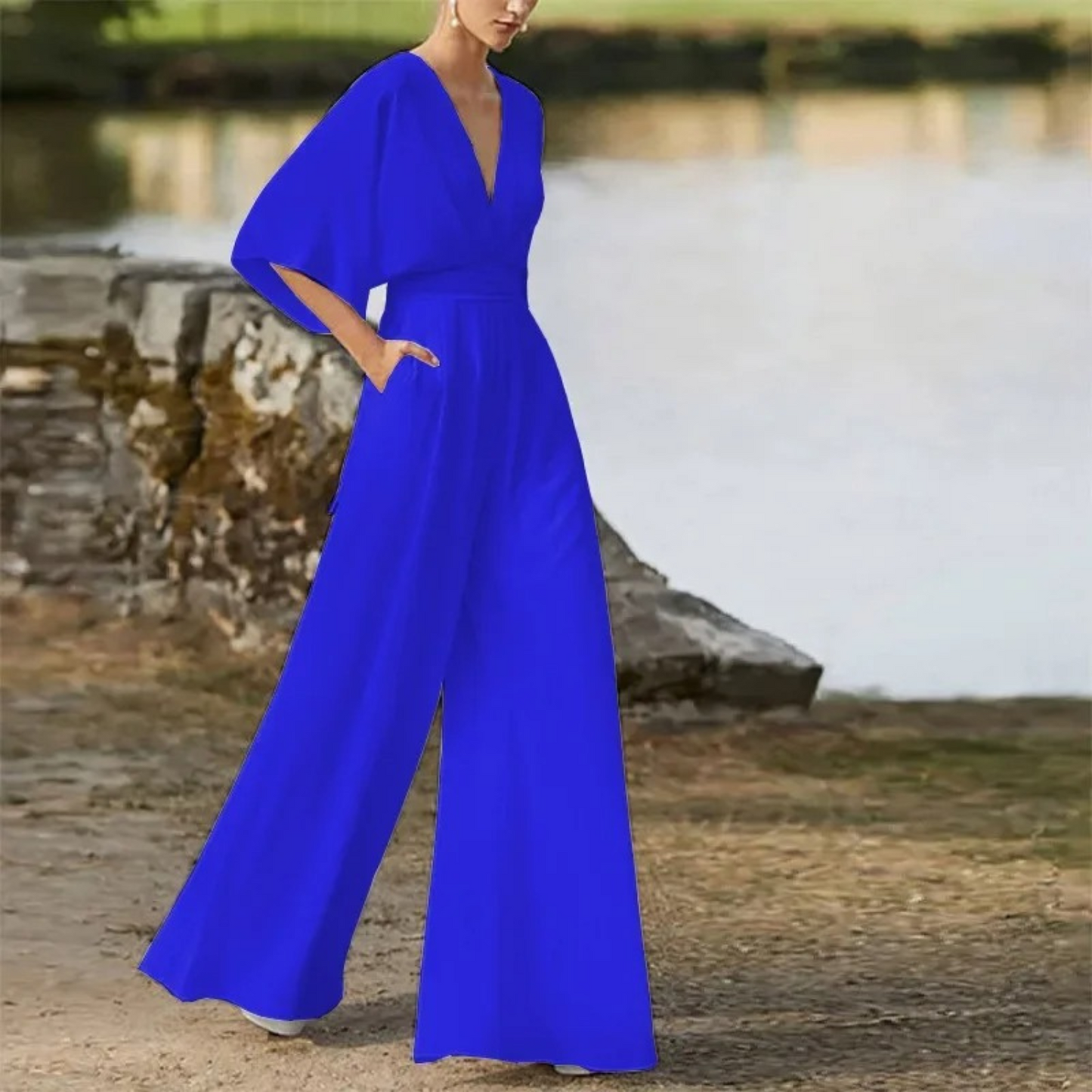 Eleganter kastanienbrauner Jumpsuit mit V-Ausschnitt und loser Hose - Genevieve