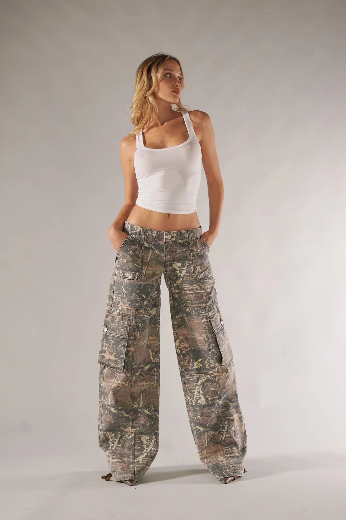 Camouflage-Cargohose mit weitem Bein - Ella