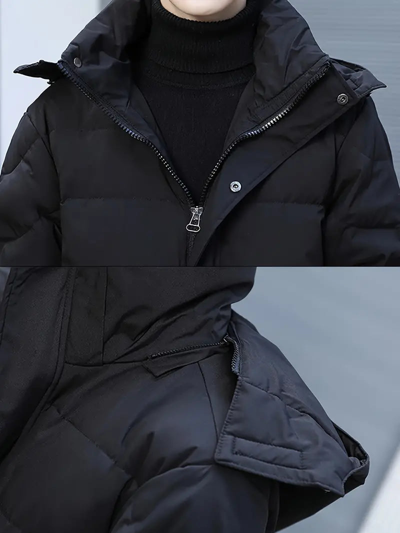  Ein Model trägt auf der Vorderseite eine schwarze, warme, lange gesteppte Winterjacke für Männer. details