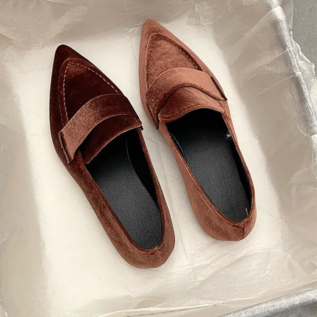 Schicke spitze Flats aus Samt mit Riemen - Cecilia