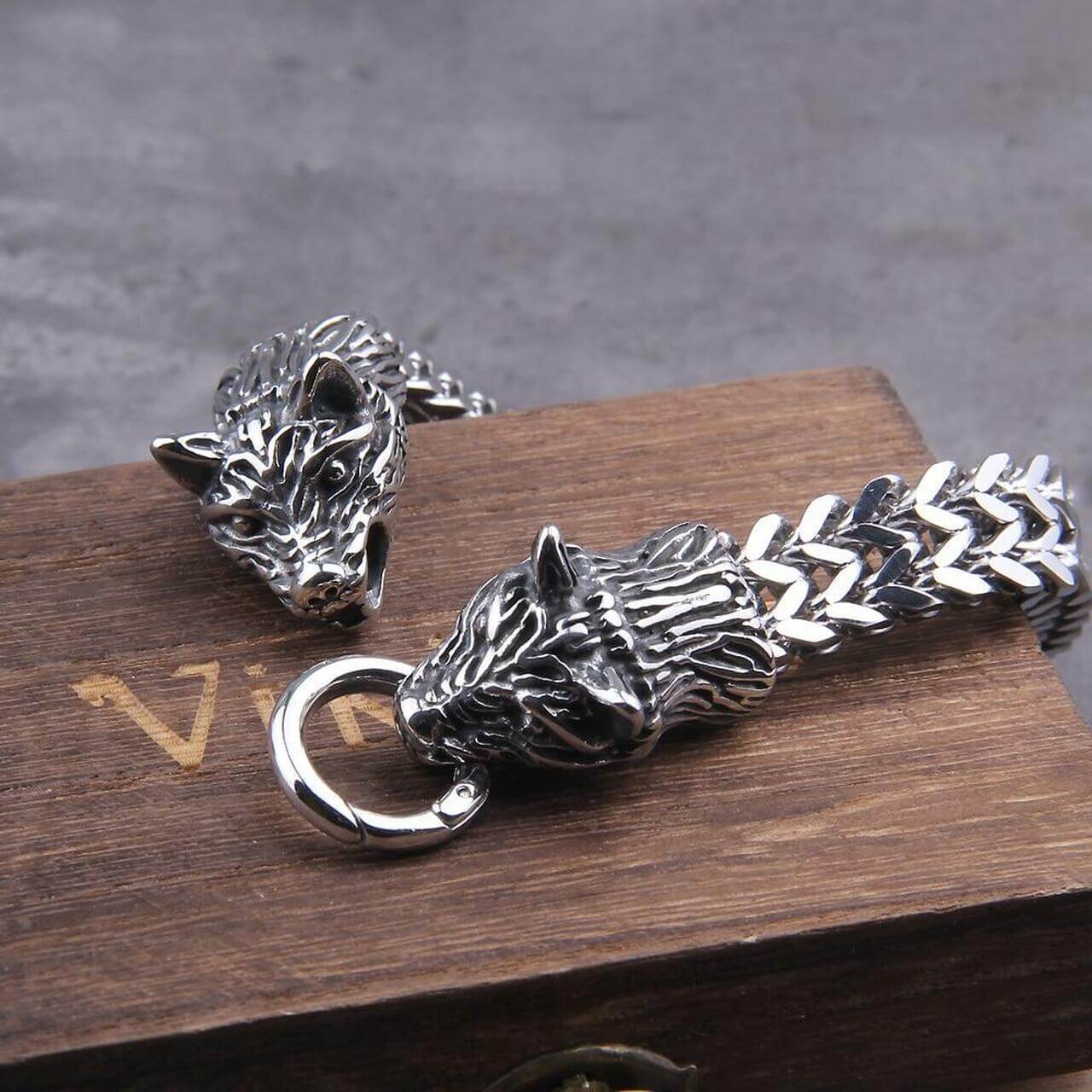 Siegmund - Fashionable Viking Wolf Armband